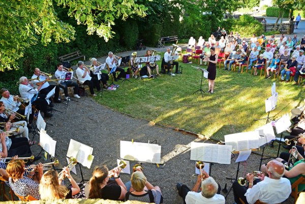 Abendserenade unter der Linde: Der Posauenchor Elbrinxen feierte sein 70-jähriges Bestehen in passendem Ambiente. - © Nicole Ellerbrake