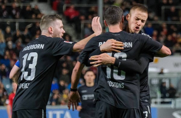 Die SCP-Stürmer Filip Bilbija (r.) und Koen Kostons schossen Paderborn zum 2:1-Erfolg in Wiesbaden. Kapitän Robert Leipertz (l.) jubelte mit. - © IMAGO/Eibner