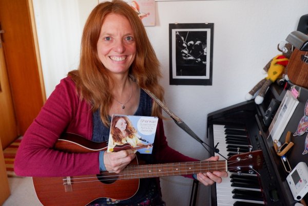 Musikerin Susanne Hill hat ihre dritte CD veröffentlicht. Alle Instrumente sind von ihr selbst eingespielt. Die eingesungenen Mantras hat sie teils mit englischen Texten ergänzt. - © Lorraine Brinkmann