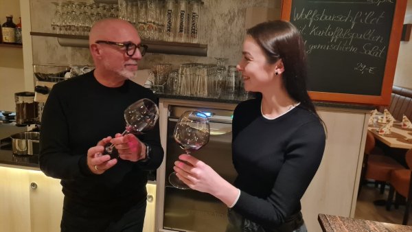 Zwei, die sich nicht gesucht, aber gefunden haben: Gastwirt Mario Pacillo und seine Auszubildende Sofiia sind ein Herz und eine Seele. Die Wissbegierigkeit der jungen Ukrainerin fasziniert den Restaurantbetreiber. - © Marianne Schwarzer