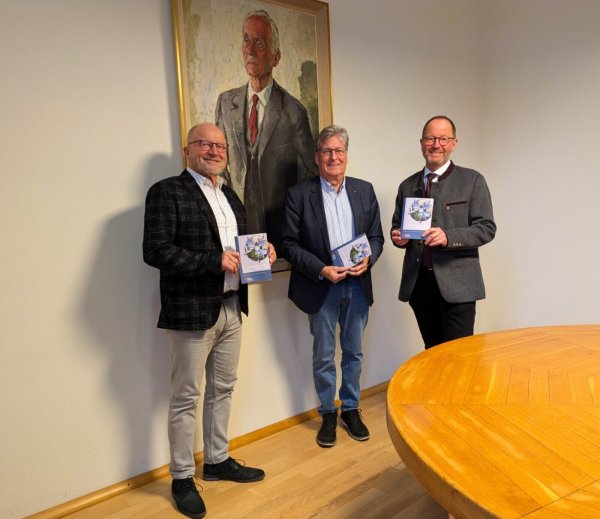 Freuen sich über das Heft "75 Jahre Landesverband Lippe": Autor Detlev Hellfaier (Mitte), Verbandsvorsteher Jörg Düning-Gast (rechts) und Klaus Stein, Schatzmeister des Lippischen Heimatbundes. - © LVL