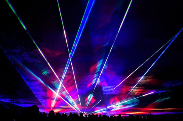 Die jeweils 15-minütige Lasershow gibt es jeden Abend vier Mal in der Nähe der Stadthalle. - © Privat