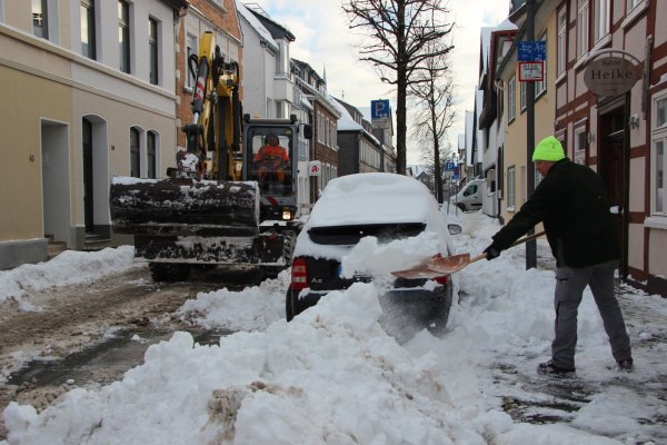 Die Stadt räumt Parkbuchen und Haltestellenzufahrten am Rampendal. Foto: Katrin Kantelberg - © Katrin Kantelberg