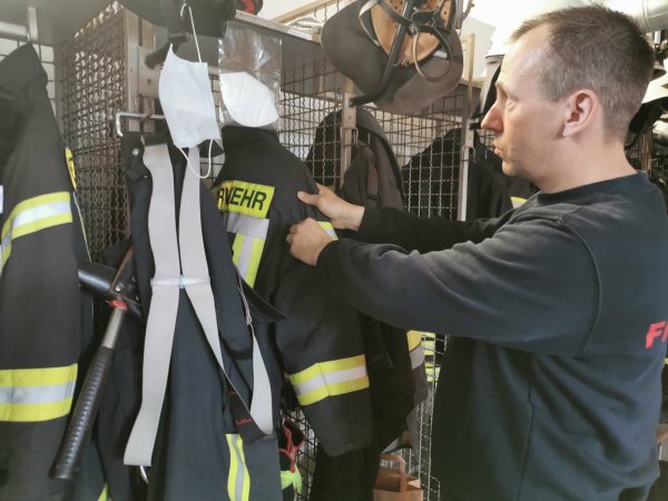 Freut sich auf die Schwarz-Weiß-Trennung und mehr Platz in den Spinden seiner Aktiven in der Feuerwache im Kälbertal: Barntrups Wehrführer Stefan Jakob. - © Sylvia Frevert