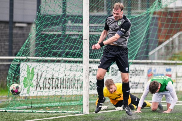 Riesenfreude: Tim Witte (grau) vom TSV Oerlinghausen freut sich ausgelassen über sein soeben erzieltes Führungstor zur 1:0-Führung. - © EGON PENNER
