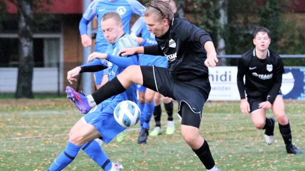Der Jerxer Maximilian Weiler (dunkles Trikot) legt sich wenig später den Ball zurecht und schießt zum 2:1 ein. Der Lemgoer Oliver Hett ist chancenlos. - © Oliver König