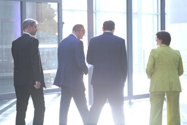 Nicht alle teilen die Zufriedenheit der Parteispitzen von CSU, CDU und SPD über das Ergebnis der Sondierungen. - © IMAGO/dts Nachrichtenagentur