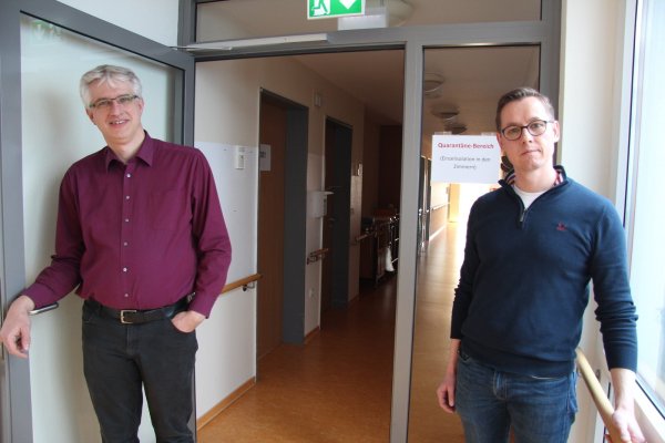 Vor dem Quarantäne-Bereich: Dr. Rudolf Hamm (links) wird die Bewohner der Parkresidenz in Bad Meinberg medizinisch versorgen, die Pflegedienstleitung obliegt Marco Wegener. - © Silke Buhrmester