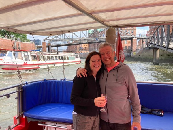 Der Heiratsantrag geschah auf der Elbe. Auch ihre Hochzeit wollen Uwe-Hildebrandt und Michaela Schubert-Saß auf einem Boot feiern. Wegen Corona wird es diesmal allerdings der Schieder-See. - © Michaela chubert-Saß