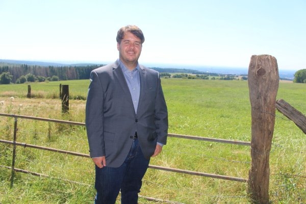 Julian Koch ist von der Natur in Lippe begeistert. Gerne genießt der 31-Jährige, der noch im Kreis Unna lebt, den Weitblick von der Gaststätte Bauerkamp aus.  - © Michaela Weiße