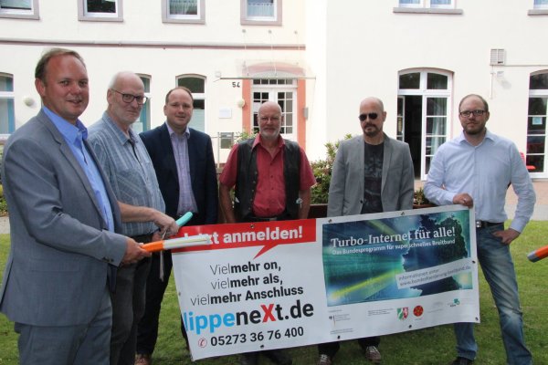 Es geht voran, darum sind (von links) Sewikom-Chef Kai-Timo Wilke, Martin Marhofen (Sewikom), Blombergs Beigeordneter Christoph Dolle, die beiden Koordinatoren André Gronemeier von der Stadt Detmold und Ulrich Stephanides vom Kreis sowie Stefan Spandler (Sewikom) stolz, die Hälfte der Streckenkilometer beim Breitbandausbau bewältigt zu haben.  - © Marianne Schwarzer