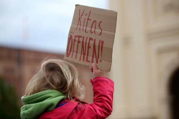 Immer häufiger sind Kitas in NRW wegen fehlenden Personals geschlossen. Am Mittwoch protestieren die Verbände der freien Wohlfahrtspflege in Düsseldorf gegen geplante Kürzungen im Haushalt. - © imago images/Martin Müller