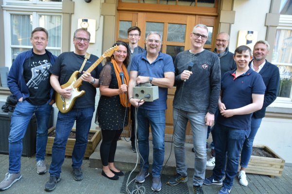 Die Band „Baustromverteiler" mit Bassist Thomas Brinkmann (v. l.), Gitarrist Jörg Gellert, Sängerin Annette Champion, Schlagzeuger Joscha Brinkmann, Keyboarder Stefan Zingler sowie Gitarrist und Sänger Mark Randermann. Neben ihnen stehen Peter Jong, Patrick Kissner und Peter Heepmann von der SPD. - © Karin Prignitz