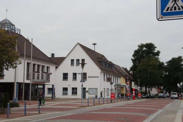 Das Rathaus und die Pivitsheider Straße in Augustdorf sollen umgestaltet werden. - © Archivfoto: Nadine Uphoff