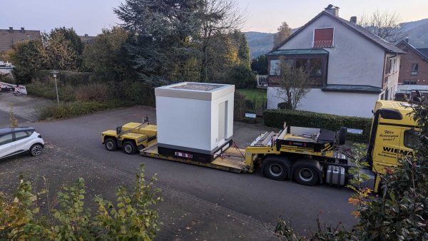 Die POP-Garage wurde mittels Schwertransport angeliefert. - © Gemeinde Kalletal