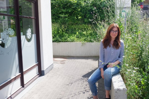 Nadine Rödiger ist aus Bielefeld zurück in ihre alte Heimat gekehrt. Im Verein möchte sie an die Arbeit ihrer Vorgängerin anknüpfen. Auch die Blühwiese vor der Geschäftsstelle wurde von den Mitgliedern angelegt. - © Lorraine Brinkmann