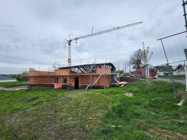 Große Teile des Obergeschosses sind bei dem Brand zerstört worden. Es war der vierte Anschlag auf das Gebäude. - © Freya Köhring