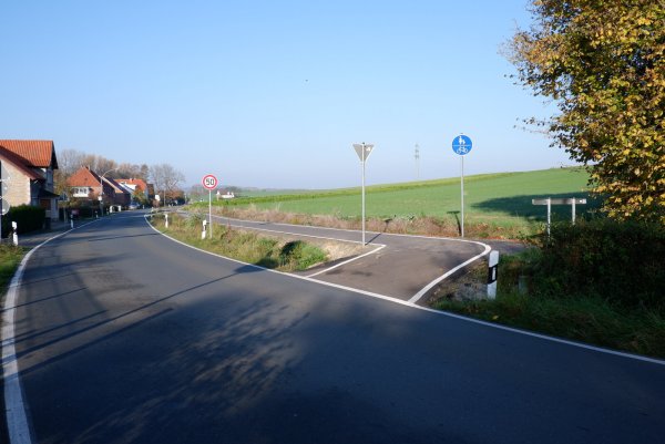 Vor knapp einem Jahr wurde der neue Radweg zwischen Lage und Heiden fertiggestellt. Jetzt soll auch der Bürgerradweg im Ort endlich folgen. - © Lorraine Brinkmann