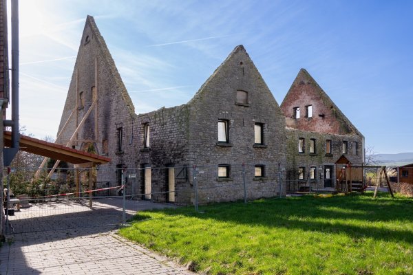 Die Überreste des Wohnhauses bleiben weiter eingezäunt. Die Grundmauern werden teilweise von Holzbalken gestützt, um ein Einstürzen zu verhindern. Die Rückstände des Feuers sind unübersehbar. - © Raphael Bartling