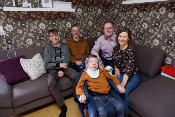 Nicola und Johannes Gottschick mit ihren Söhnen (von links) Ruben (14), Jonathan (16) und Aaron. Der Zusammenhalt in der Familie ist groß, auch seine älteren Brüder kümmern sich liebevoll um den 12-Jährigen. - © Lorraine Brinkmann