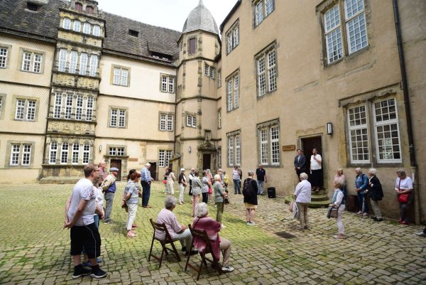 Fast 60 Gäste wandelten auf den Spuren der Fürstin Pauline auf dem Schloss Varenholz. - © Nicole Ellerbrake