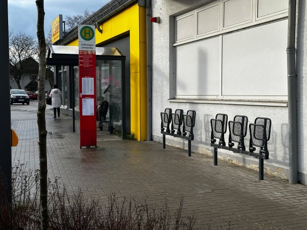 An der Haltestelle Ortsmitte sind in Fahrtrichtung Paderborn sechs Sitzmöglichkeiten installiert worden. - © Gemeinde Schlangen