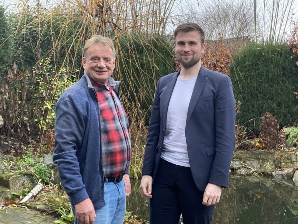 Heinrich Georg Schneider (links) und Matts Uffe Schubert erarbeiten die neue Chronik der Gemeinde. - © Cordula Gröne