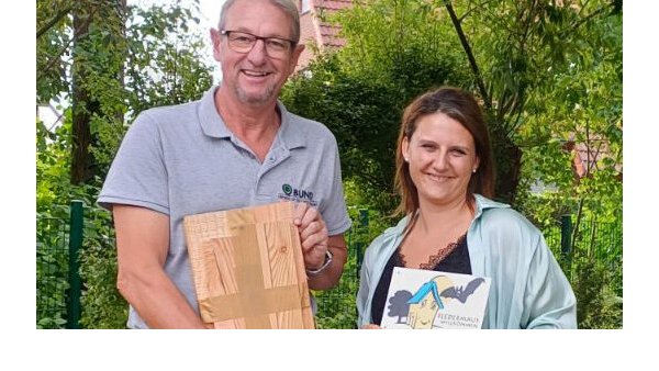 Michael Alff überreicht Kita-Leiterin Alicia Arndt die Auszeichnung. - © BUND