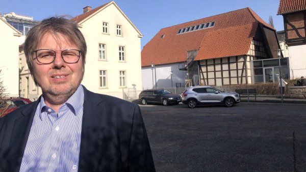 Matthias Neuper auf der zurzeit als Parkplatz genutzten Brachfläche an der Mühlenstraße. Hier will die Herberge zru Heimat bauen. - © Martin Hostert