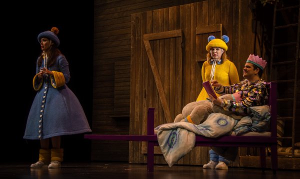 Kaiser Kurkuma (Paul Enev) und seine Untertanen Kardamom (Meike Hoßbach, links) und Schisandra (Laura Götz) begeistern auf der Bühne mit viel Frohsinn und Liebreiz. - © Raphael Bartling