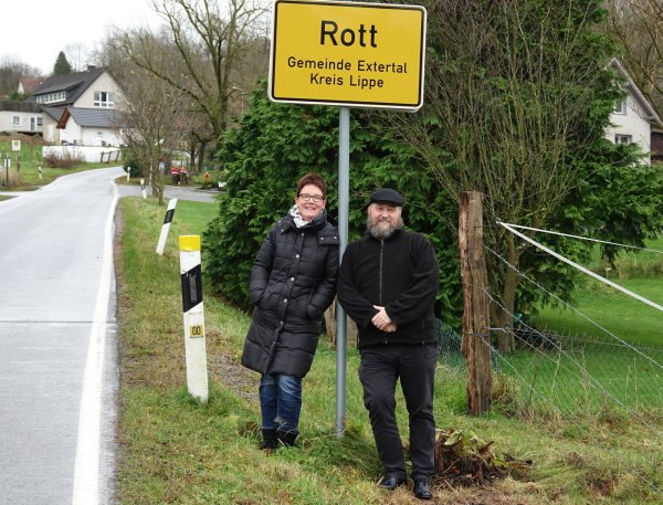 Ortseingang und gleich bergauf: Heino Rinne arbeitet in Dörentrup und ist Vorsitzender, hier mit Sylvia Grote, die die Kasse in der Dorfgemeinschaft verwaltet. - © Axel Bürger