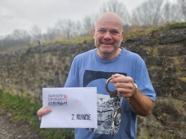 Holger Busch aus Lügde ist Sozialpädagoge und Krimi-Spiel-Erfinder. Beides macht der 52-Jährige mit Leidenschaft. - © Janet König