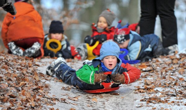 In der neuen Studie des Kinderzentrums Bethel wird untersucht, welche Einflüsse die Zeit, die Kinder in der Natur verbringen, auf die Entwicklung ihres Mikrobioms hat. - © picture alliance / dpa