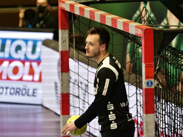 Zehn Mal musste Mark van den Beucken am Dienstagabend den Ball aus dem Netz holen. Foto: Jörg Hagemann - © Jörg Hagemann