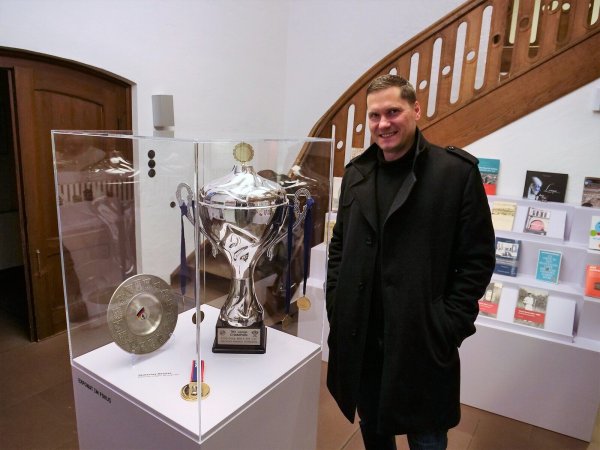 Diesen EHF-Pokal hat Sebastian Preiß schon einige Male in die Höhe gestemmt. - © Jörg Hagemann