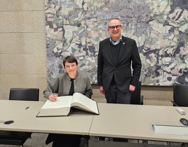 Familienministerin Josefine Paul tauschte sich mit Bürgermeister Markus Baier aus und trug sich ins Goldene Buch ein. - © Stadt Lemgo