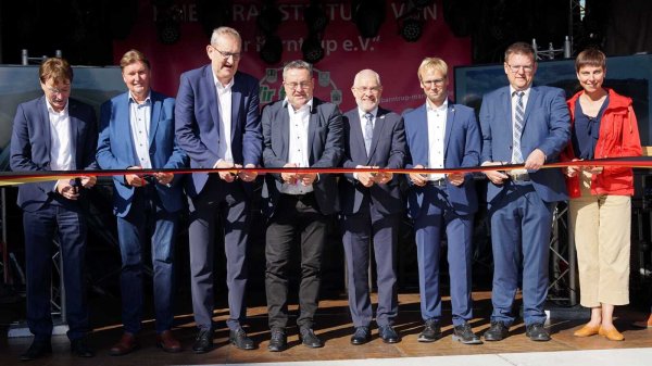 Geben die B66n symbolisch auf dem Barntruper Marktplatz frei: (von links) Andreas Meyer von Straßen NRW, Bundestagsabgeordneter Jürgen Berghahn, Thomas Rensing von Straßen NRW, Landrat Dr. Axel Lehmann, Regionalratsvorsitzender Heinz-Günter Koßmann, Bürgermeister Borris Ortmeier, Erhard Zangl vom Bundesverkehrsministerium und Jenny Krumov von der IHK Lippe. - © Straßen NRW
