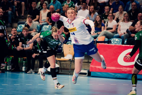 Nach dem letzten Bundesliga-Saisonspiel in Oldenburg fliegt Marie Michalczik nun dem DHB-Pokalspiel in Leipzig entgegen. - © Thorsten Helmerichs