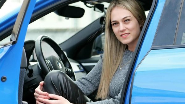 Die Gütersloherin Semra Ceylan ist Fahrlehrerin. Durch kurze Videos bei Instagram ist die 34-Jährige vor fast einem Jahr bekannt geworden. - © Semra Ceylan