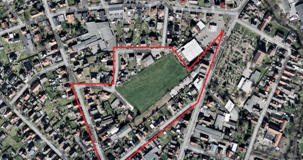 Das große unbebaute Grundstück an der Karlstraße liegt mitten in Schötmar. Im Süden befindet sich der Kiliansweg, im Westen der Mühlenweg, im Norden die Asper Straße und im Osten die Oerlinghauser Straße. Oberhalb grenzt die Wiese an den Raiffeisenmarkt auf dem alten „Tivoli"-Gelände. Das Gebiet des neu aufgestellten Bebauungsplans (rot umrandet) ist um einiges größer. - © Geobasis NRW