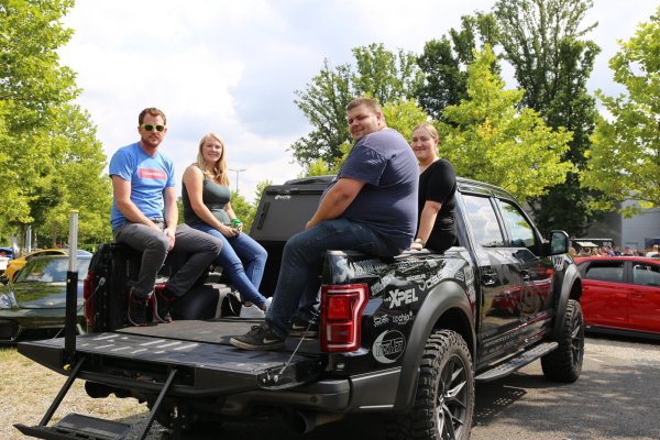 Auf dem Pick-Up von NET, einem Tuning Teile Händler, sitzen Jan Hillemeyer, Syntia Niestroj, Dennis Bergemann und Melanie Schmidt. - © Alina Hetland
