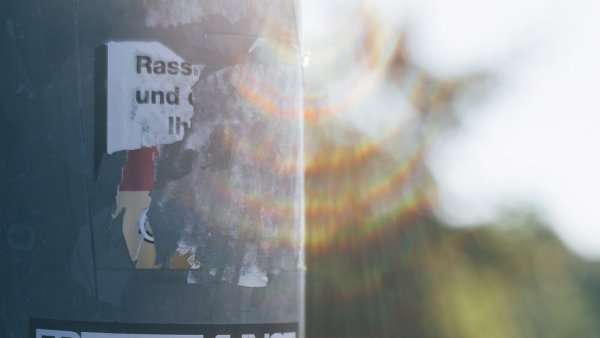 Unbekannte haben in Augustdorf Laternen mit rechtsradikalen Parolen beklebt. Der Staatsschutz ermittelt. - © Symbolbild Pixabay