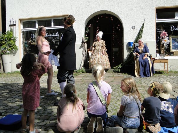 Die Kinder fiebern mit, als der Prinz von Schwalenberg alles Mögliche unternimmt, Dornröschen aus dem 100jährigen Schlaf zu wecken, und freuen sich über das Happy-End, das (von links) Dornröschen Sonja Demuth, Prinz Marco Linnemann, Königin Vera Veltmann und Hofreporterin Marion Weber mit einem ausgelassenen Tänzchen feiern. (Foto: Hajo Gärtner) - © Hajo Gärtner