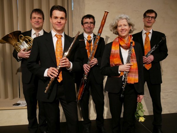 Bläserquintett des Landestheaters fesselt im hochvirtuosen Zusammenspiel. Mit Jan Klaus, Gabriele Bertolini, Sebastian Ott, Andrea Müller und Michael Mayr (von links). - © Thomas Krügler