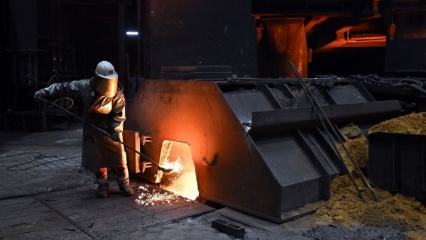 Ein Thyssenkrupp-Mitarbeiter nimmt an einem Hochofen eine Probe des flüssigen Roheisens. Der Stahlkonzern aus NRW steht vor einer ungewissen Zukunft. - © Federico Gambarini/dpa