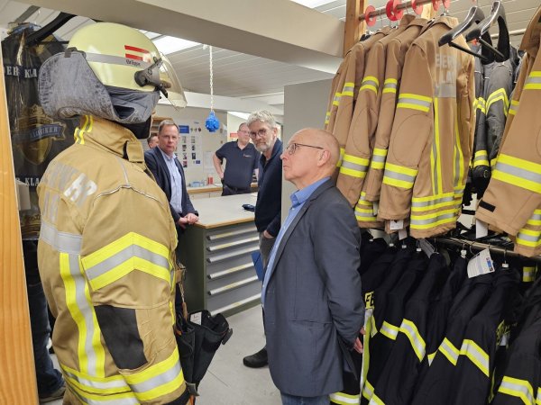 Im Dachgeschoss der Hauptwache befindet sich die Kleiderkammer der Feuerwehr Lage. Fachbereichsleiter Frank Rayczik (rechts), Ausschussvorsitzender Klaus Hansen (links) und Gerd Bicker (Grüne, Zweiter von rechts) stellen Fragen an den Leiter der Feuerwehr, Benjamin Brinkmeyer. - © Astrid Sewing