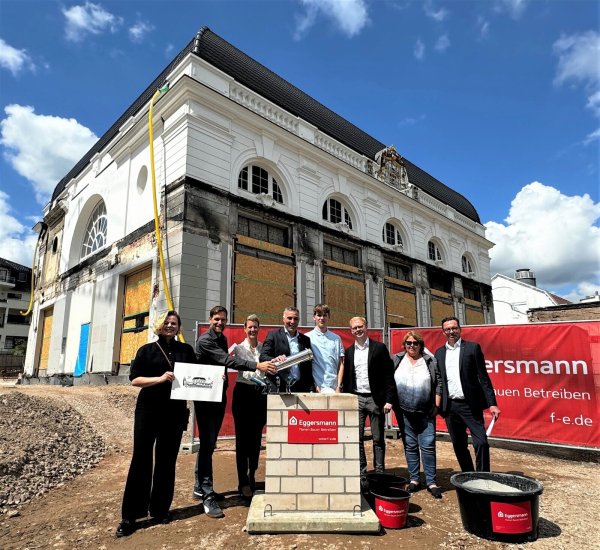 Bei der Grunsteinlegung (von links): Künstlerin Celia Kaspar, Tobias Tiedkte (Projektleitung Kurhaus, Fechtelkord & Eggersmann) Melanie Koring (Erste Beigeordnete & Kämmerin, Stadt Bad Salzuflen), Bürgermeister Dirk Tolkemitt, Nicolas Schröter (Werkstudent, Fechtelkord & Eggersmann), Matthias Eggersmann (Ingenieurbüro Eggersmann), Heidrun Brokamp (Bauleitung Kurhaus) und Thomas Hein (Geschäftsführer Fechtelkord & Eggersmann). - © Stadt Bad Salzuflen