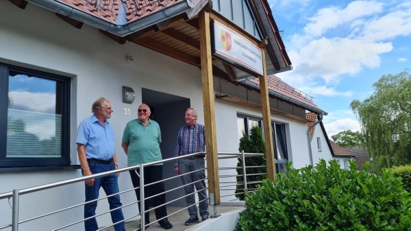 Bernd Kaufeld, Wilfried Harte und Günter Wiemann engagieren sich seit vielen Jahren für die Dorfgemeinschaft. Sie sind auch die Motoren für das GBR-Vereinsheim in Eschenbruch. Vor 30 Jahren wurde die Gesellschaft Bürgerlichen Rechts aus der Taufe gehoben, in der die Eschenbrucher Vereine vertreten sind. - © Marianne Schwarzer