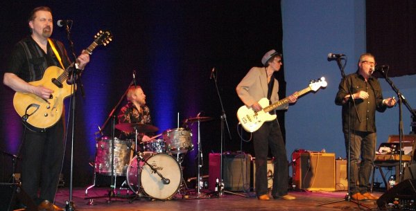 Dieter Kropp gibt alles, um den Blues druckvoll zum Publikum rüberzubringen - hier seine Show mit dem Tomi Leino Trio aus Finnland. Als Organisator von "Schönen Gruß vom Blues" wäre er sehr enttäuscht, wenn es nicht weitergeht und beklagt, dass er mit der Plaung in der Luft hänge. - © Hajo Gärtner