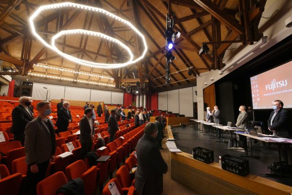 Bürgermeister Heinz-Dieter Krüger vereidigt während der konstituierenden Sitzung im Kurtheater die gewählten Ratsmitglieder. - © Jost Wolf